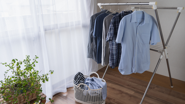 洗濯物に囲まれて寝ていませんか？部屋干しが寝室に与える意外な影響