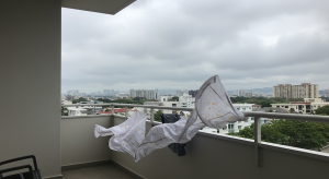ベランダ干し、風でヒヤリ…洗濯物が飛ばされるあるあるとその対策