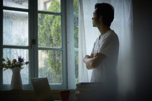 深夜帰宅、朝は慌ただしい…外に干せないビジネスパーソンの“洗濯ループ”