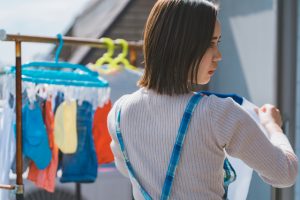 干す時間帯まで気にするなんて…ベランダ洗濯が「自由じゃない」と感じる理由