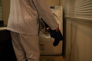 夜間の部屋干しは湿気がこもる？見えない場所で進行するカビ被害
