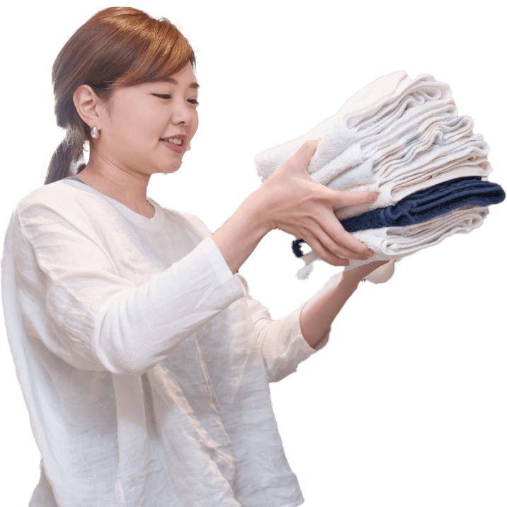 洗濯を片付ける女性