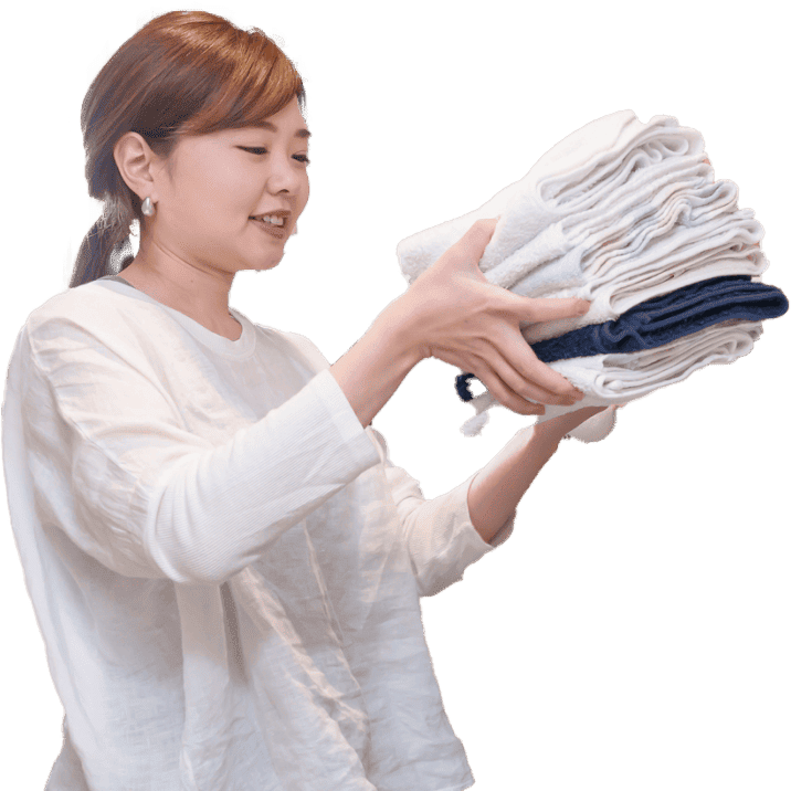 洗濯を片付ける女性